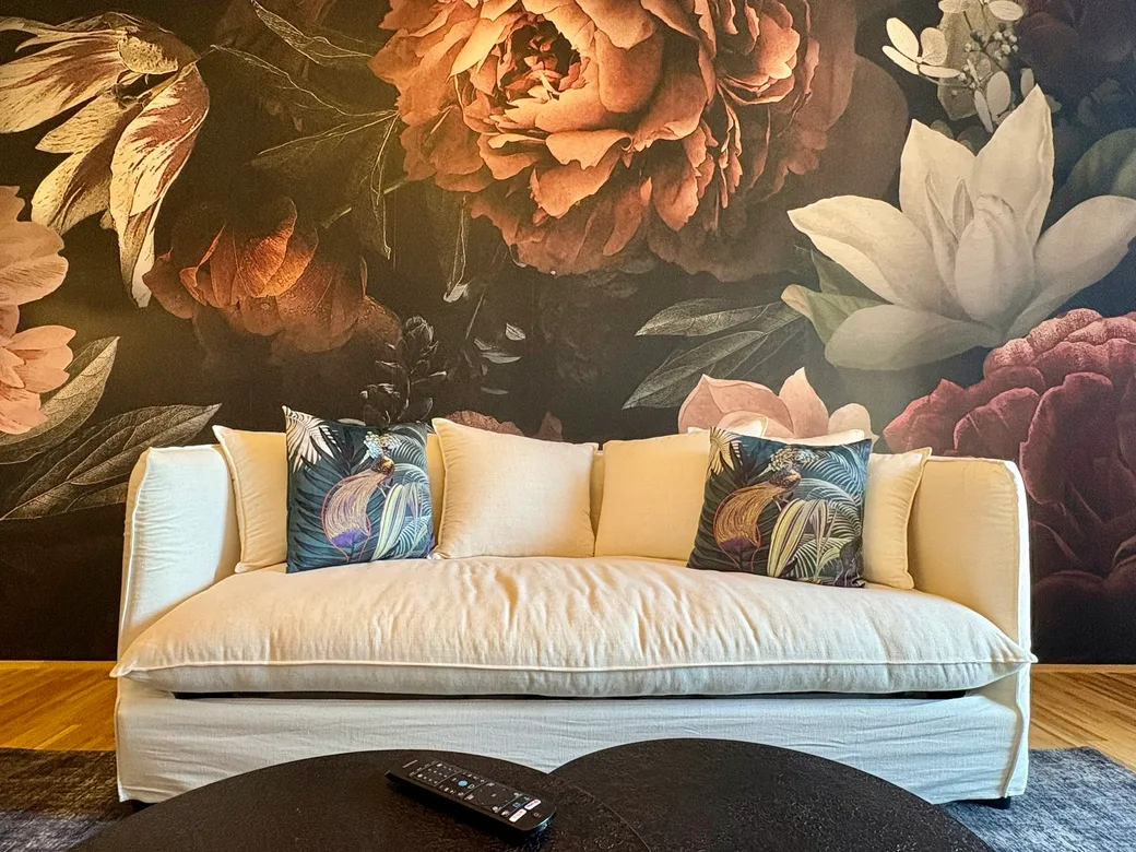 Wohnzimmer mit floralem Wandbild und heller Couch – Flowers